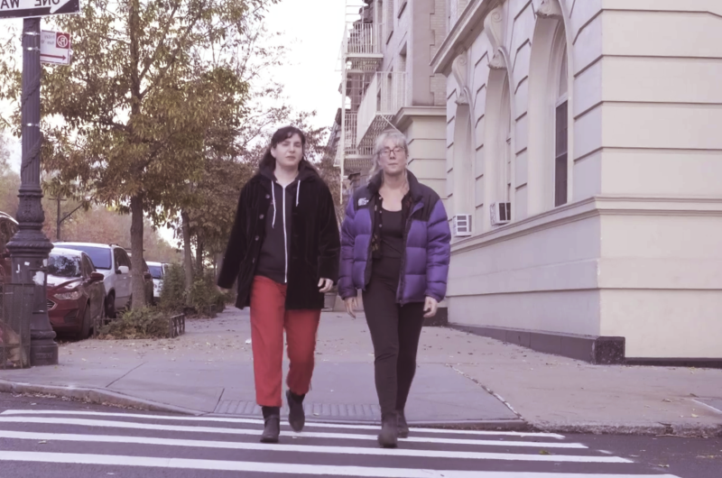 Sarah Schenck 和 Margaret Sclafani talking 和 walking in Park Slope